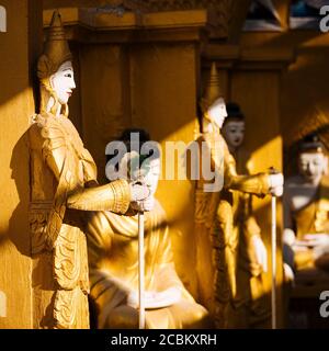 Statuen im buddhistischen Tempel, Mandalay, Mandalay Region, Myanmar Stockfoto