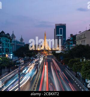 Leichte Wege auf Doppelkutschenweg, Yangon, Myanmar Stockfoto