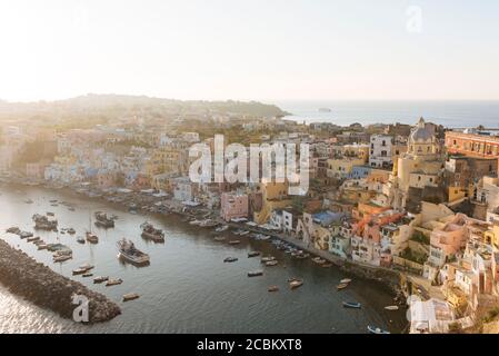 Erhöhter Blick auf das Wasser und Gebäude in der Dämmerung, Procida Insel, Kampanien, Italien Stockfoto