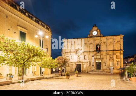 Traditioneller Stadtplatz bei Nacht, Matera, Basilicata, Italien Stockfoto