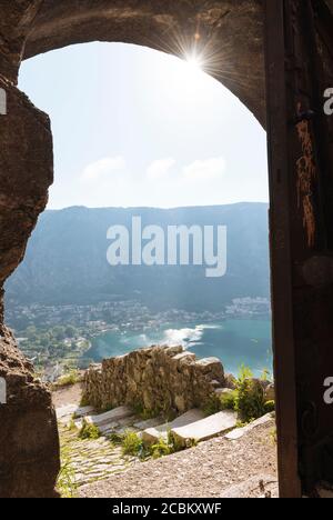 Blick auf die Bucht von Kotor aus Stein Torbogen, Kotor, Montenegro Stockfoto