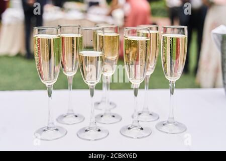 Gläser Champagner bei der Veranstaltung. Champagner in Gläsern auf Urlaub aus nächster Nähe Stockfoto