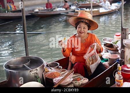 Porträt einer reifen Marktstallin, Damnoen Saduak Floating Market, Thailand Stockfoto