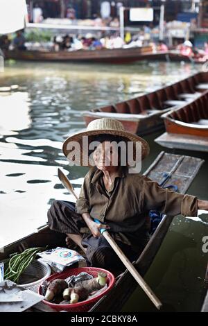 Porträt einer älteren Markthalterin, Damnoen Saduak Floating Market, Thailand Stockfoto