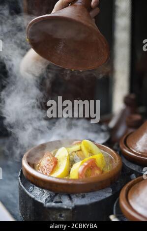 Handhubdeckel von Tagine Kochen in der Straße, Casablanca, Marokko Stockfoto