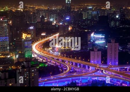 Blick auf die Nord-Süd-Hochstraße bei Nacht, Shanghai, Shanghai Municipality, China Stockfoto