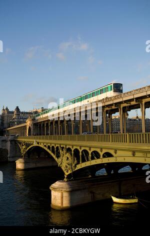 Zug auf der Bir-hakeim-Brücke, Bateau Mouche, seine, Paris, Frankreich Stockfoto
