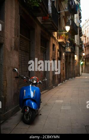 Moped geparkt in Gasse, El Born, Barcelona, Spanien Stockfoto