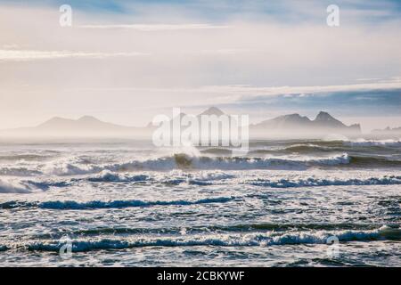 Blick von der Küste in Richtung Vestmannaeyjar (Westman Islands), Island Stockfoto