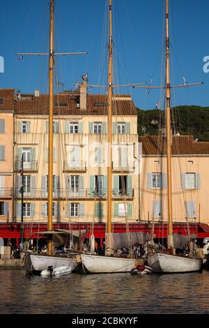 Jachten liegen am Wasser, St Tropez, Südfrankreich Stockfoto