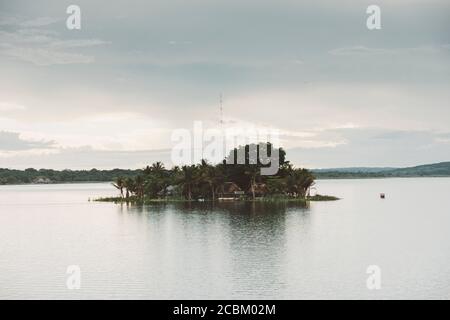 Blick auf die Insel im Zentrum des Sees, Flores, Guatemala, Mittelamerika Stockfoto