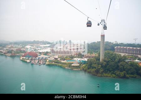 Erhöhter Blick auf die Seilbahnen über der Uferpromenade, Singapur Stockfoto