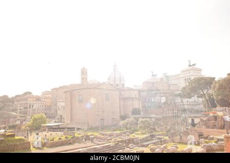 Blick auf die Skyline und die römischen Ruinen, Rom, Italien Stockfoto
