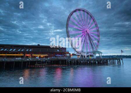 Seattle große Rad und Wasser in der Dämmerung, Seattle, Washington State, USA Stockfoto