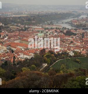 Blick von oben auf den Petrin-Turm, Prag, Tschechische Republik Stockfoto