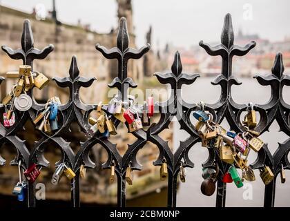 Vorhängeschlösser auf Geländern, Karlsbrücke, Prag, Tschechische Republik Stockfoto