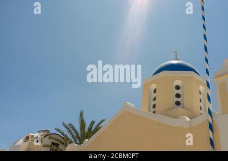 Niedriger Winkel Ansicht der Kuppelkirche, Oia, Santorini, Griechenland Stockfoto