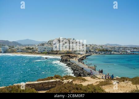 Ansicht der Touristen, die den Damm überqueren, Naxos Insel, Griechenland Stockfoto