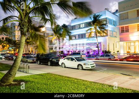 Gebäude am Ocean Drive beleuchtet bei Nacht, South Beach, Miami, Florida, USA Stockfoto
