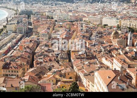 Hochwinkelansicht der Dächer und Küste, Nizza, Frankreich Stockfoto