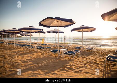 Sonnenschirme und leere Liegen am Strand, Varna, Bulgarien Stockfoto