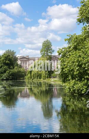 Blick auf den Buckingham Palace vom St James Park, London, Großbritannien Stockfoto