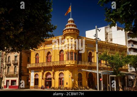 Straßencafé in Sant Feliu de Guixols, Costa Brava, Spanien Stockfoto