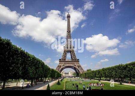 Touristen im Eiffelturm Park, Paris, Frankreich Stockfoto