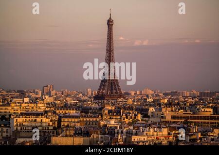Erhöhte Stadtansicht und Eiffelturm in der Abenddämmerung, Paris, Frankreich Stockfoto