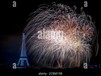 Eiffelturm und Feuerwerk bei Nacht, Paris, Frankreich Stockfoto