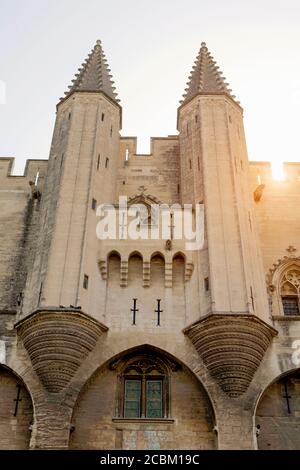 Palast der Päpste Türme und Eingang, Avignon, Provence, Frankreich Stockfoto