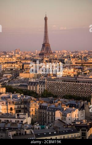 Erhöhte Stadtlandschaft mit Dächern und Eiffelturm, Paris, Frankreich Stockfoto