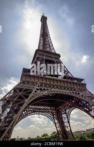 Niedrigen Winkel Blick auf Eiffelturm, Paris, Frankreich Stockfoto