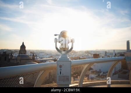 Münzfernrohr und sonnendurchflutete Stadtlandschaft, Sevilla, Andalusien, Spanien Stockfoto