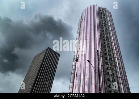 Low-Winkel-Ansicht von zwei Wolkenkratzern, Abidjan, Elfenbeinküste, Afrika Stockfoto