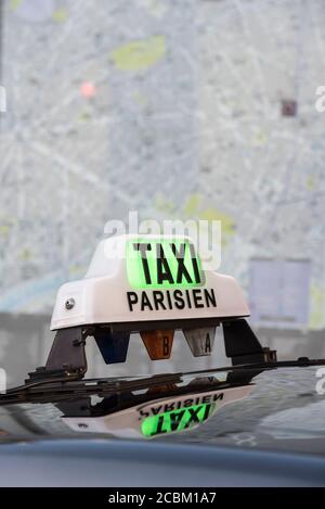 Detail des grünen Schildes auf dem Taxiwagendach, Paris, Frankreich Stockfoto