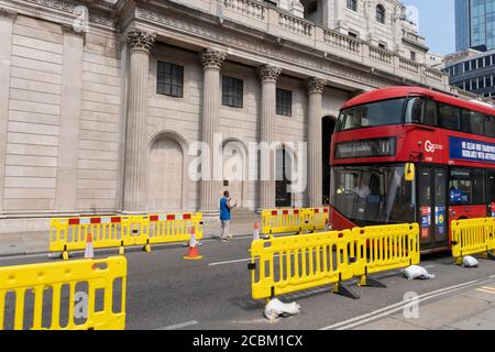 Während Großbritannien in eine Phase tiefer Rezession eintritt, sind die Straßen außerhalb der Bank of England in der City of London sehr ruhig. Am 12. August 2020 wurde in London, Großbritannien, eine temporäre Straßenlayouts mit gelben Barrieren markiert. Das Amt für nationale Statistiken / ONS hat angekündigt, dass das Bruttoinlandsprodukt / BIP, die größte Maß für die wirtschaftliche Gesundheit, sank um 20.4% im zweiten Quartal des Jahres, im Vergleich zum Vorquartal. Dies ist der größte Rückgang seit Beginn der Aufzeichnungen. Das Ergebnis ist, dass Großbritannien offiziell in die Rezession eingetreten ist, da die britische Wirtschaft schra Stockfoto