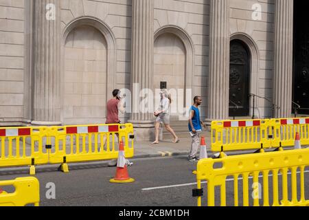 Während Großbritannien in eine Phase tiefer Rezession eintritt, sind die Straßen außerhalb der Bank of England in der City of London sehr ruhig. Am 12. August 2020 wurde in London, Großbritannien, eine temporäre Straßenlayouts mit gelben Barrieren markiert. Das Amt für nationale Statistiken / ONS hat angekündigt, dass das Bruttoinlandsprodukt / BIP, die größte Maß für die wirtschaftliche Gesundheit, sank um 20.4% im zweiten Quartal des Jahres, im Vergleich zum Vorquartal. Dies ist der größte Rückgang seit Beginn der Aufzeichnungen. Das Ergebnis ist, dass Großbritannien offiziell in die Rezession eingetreten ist, da die britische Wirtschaft schra Stockfoto