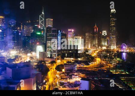 Stadtlandschaft mit Hochwinkeln, Autobahn und Wolkenkratzern bei Nacht, Innenstadt Hong Kong, China Stockfoto