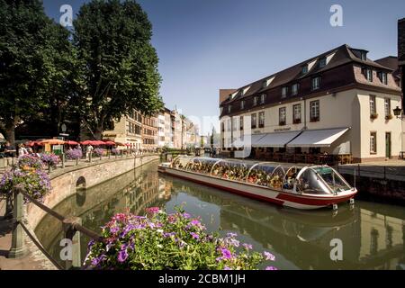 Kanalboot, das Touristen auf dem Kanal, Straßburg, Frankreich, anfährt Stockfoto