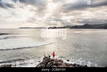Touristen mit Blick auf die Klippen, Mawi Beach, Lombok, Indonesien Stockfoto