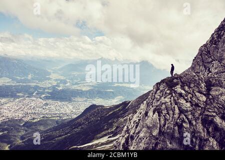 Mann am Berghang, Innsbruck, Tirol, Österreich Stockfoto