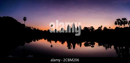 Panoramablick auf den silhouettierten Sonnenaufgang über Tempel und See, Angkor Wat, Kambodscha Stockfoto