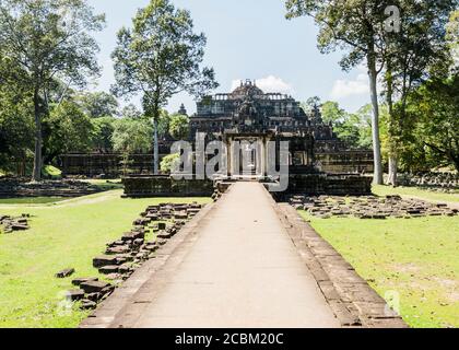 Panoramablick auf den Phimeanakas Tempel in Ta Phom, Angkor Thom, Kambodscha Stockfoto