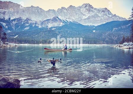 Ruderer im Kanu, Eibsee am Fuße der Zugspitze, Garmisch-Partenkirchen, Bayern, Deutschland Stockfoto