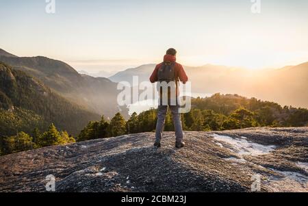 Mann stehend, Blick auf die Aussicht, Stawamus Chief, Blick auf Howe Sound Bay, Squamish, British Columbia, Kanada Stockfoto