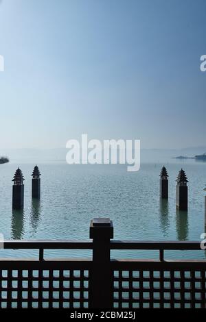 Blick auf den See vom Hotelbalkon, Ningbo, Zhejiang, China Stockfoto