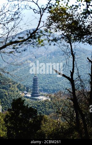 Blick auf Xishan Tempel in Bergwäldern, Ningbo, Zhejiang, China Stockfoto