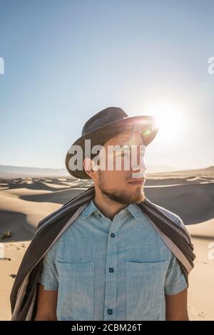 Mann mit Handtuch und Hut, Mesquite Flat Sand Dunes, Death Valley National Park, Furnace Creek, Kalifornien, USA Stockfoto