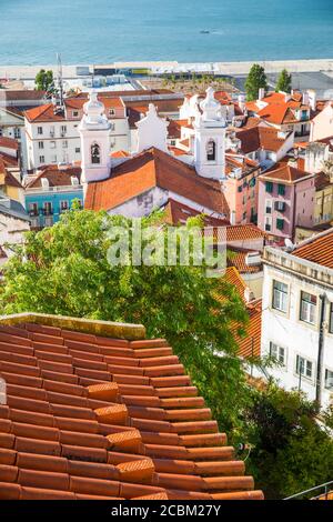 Blick auf das Meer über den Dächern, Lissabon, Portugal Stockfoto